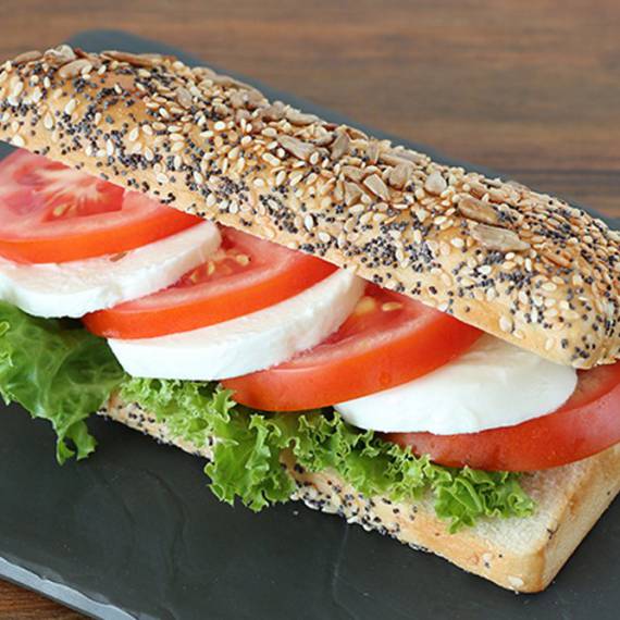 Сендвич с капрезе на злаковом